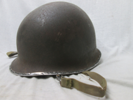 US M1 steel combat helmet fixed bails, with Westinghouse liner. Amerikaanse M1 helm met binnenhelm gedragen eerlijke helm geheel compleet.