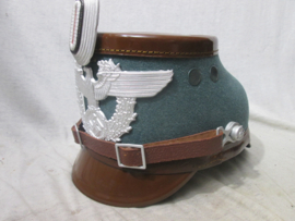 German police shako mint condition for enlisted and nco's. Duitse politie schako FELDGENDARMERIE in een perfekte staat grote maat met maker, zeer bijzonder stuk.