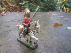 Indiaan te paard met staf. opperhoofd.