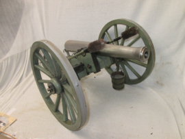 Miniatuur kanon, 70 cm bij 36 cm hoogte 30 cm.