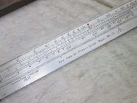 British Army Artillery , slide rule MK IV, made by Dring&Fage, London, dated 1917, in original leather pouch, both marked with Broad Arrow. Engelse artillerie meetlat 1917 compleet.