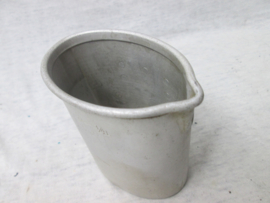 German drink cup, nicely marked. Duits Drinkbeker voorop de veldfles. mooi gemarkeerd met de maker Wilhelm berg. dit is een kwart liter beker uit aluminium welke je ook op je veldfles kon zetten.