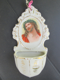 Porseleinen wijwater bakje met christus figuur.