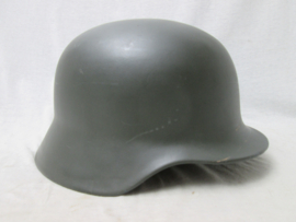 German Border Security Troops helmet B.G.S. Bundes Grenz Schutz. Duitse helm van na de oorlog, eigen model van de BGS dit model kwam na het model met de drie splitpennen zoals de oorlogshelmen, gemarkeerd.