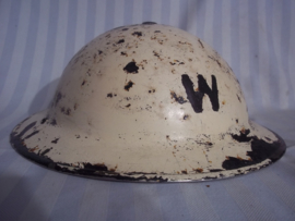 British sleelhelmet Home-guard. so found in London attick. Engelse helm van een Senior Warden. zo gevonden, mooi gedateerd 1939, binnenhelm HELMETS Ltd. 1939. eerlijke helm uit de London Blitz.