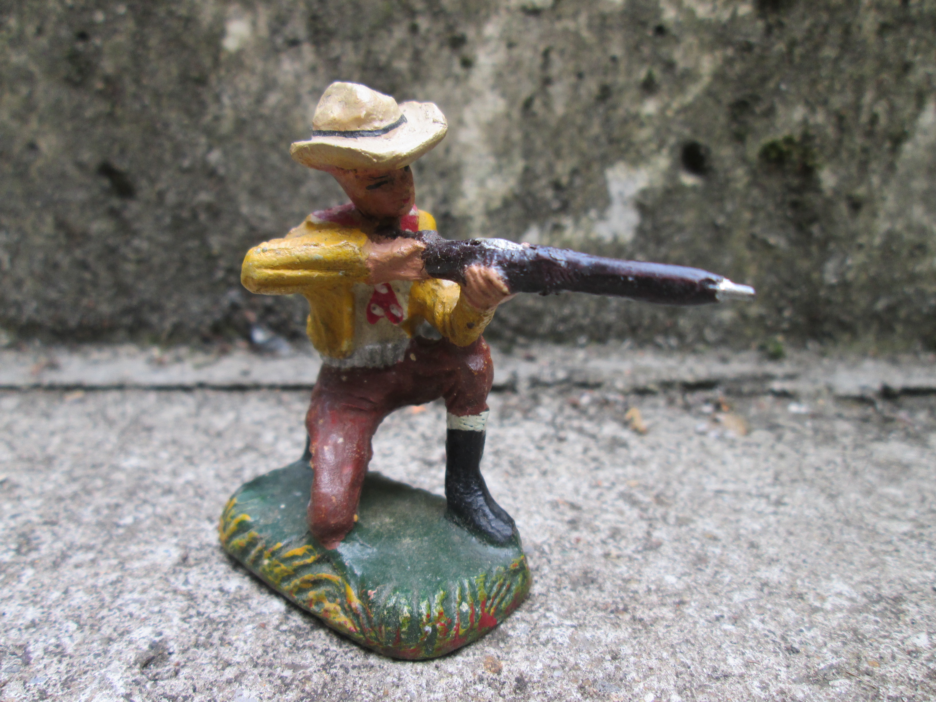 DURSO cowboy with rifle. Durso cowboy met geweer knielend