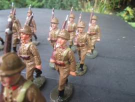 18 Marching Belgium soldiers 18 marcherende Belgische soldaten goede staat.