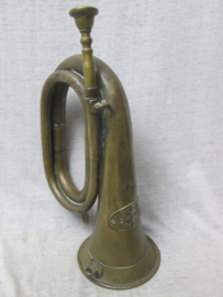 Chinese army bugle. Bazuin van het Chinese leger ten tijde van de Boxeropstand. met Chinese karakters. Het bazuin is helemaal gelijk aan de Duitse bazuinen die daar door het leger werden gebruikt, China zette er alleen hun eigen embleem op.