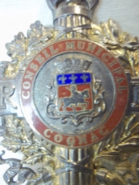 French political badge CONSEIL MUNICIPAL COGNAC. Frans embleem gedragen door de plaatselijke gezagsdrager in de Cognac streek, gouveneur of regent.