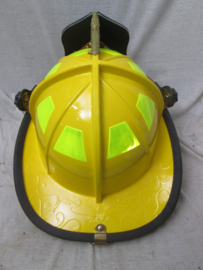 American firefighter helmet in a nearly mint condition nice with the eagle sign on the back. Amerikaanse brandweerhelm in een nette staat bijzonder decoratief item. zeldzaam stuk.
