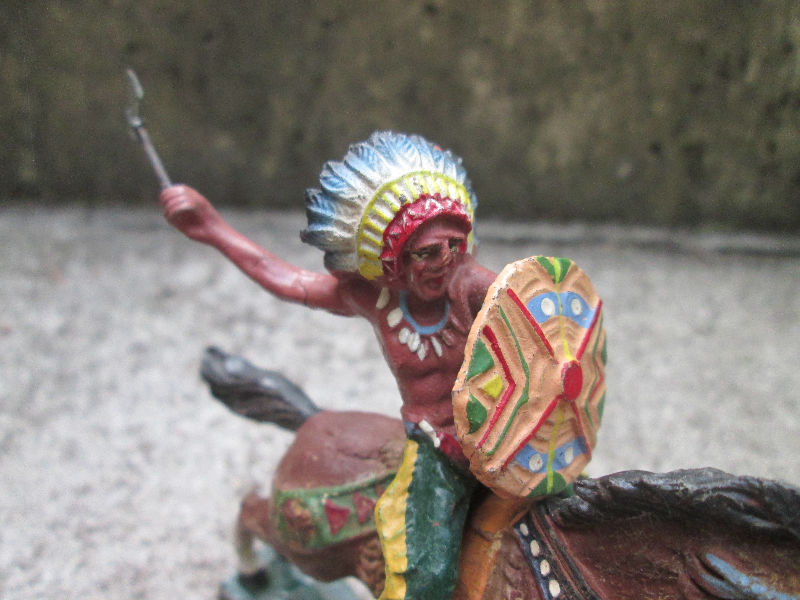 ELASTOLIN Indian on horse attacking with axe. Indiaan op paard in de aanval zeer nette staat. leuke decoratieve voorstelling.