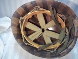 Dutch military Police helmet former US M1 innerhelmet, very rare, Nederlandse binnenhelm van de Koninklijke Marechaussee, helm is een M1 Amerikaanse binnenhelm.  WW2 binnenwerk Westinghouse gemerkt.