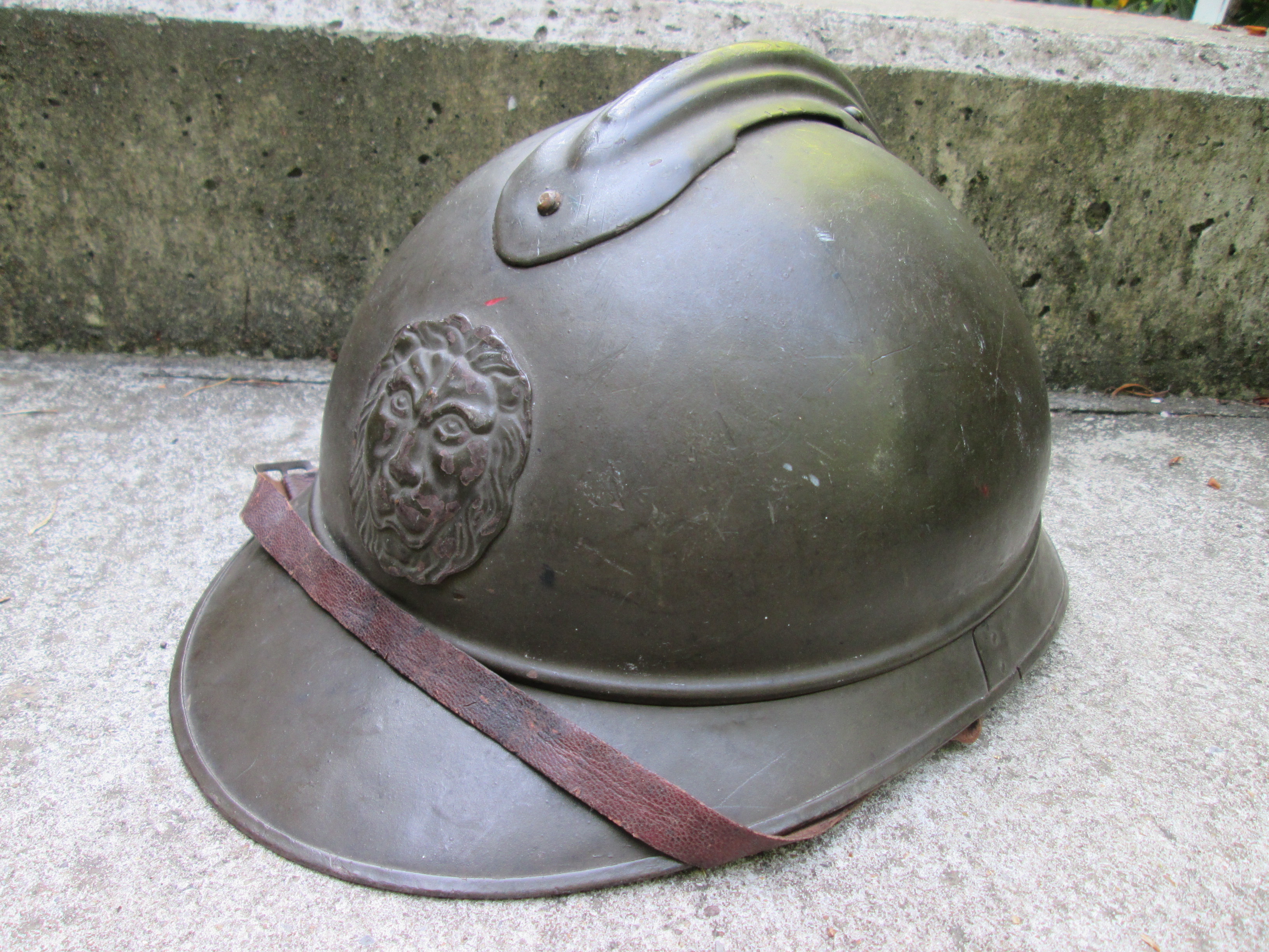 Belgium helmet M-1915. Belgische staalhelm M-1915, doorgebruikt tot de jaren 30, interbellum periode. Zeer nette staat en grote maat.
