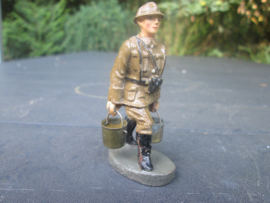 ELASTOLIN Belgium soldier carrying 2 buckets. Belgische soldaat met 2 emmers, goede staat.
