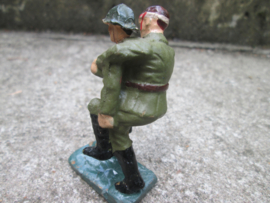 DURSO Belgium Soldier carrying a wounded man.  Belgische Gewonden drager. in mint staat TOP stuk.