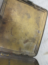 Japanese cigarette case with helmet. Sigaretten etui met afgebeeld de Japanse helm model  90 met Japanse karakters. Zeldzaam stuk.