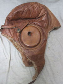 Japanese Army flight helmet, made of fur lined leather with imperial star on the front . with flight goggles (CAT EYE)  model. Japanse vlieger cap winter leer met vliegerbril zeldzame set. in zeer goede staat. TOP