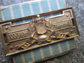 Bayerische Feuerwehr Ehrenzeichen 1884- 1904 -- 25 Jahre Dienstzeit maker Weiss&co München. Vuurverguld herinneringsmedaille Brandweer decoratief stuk.