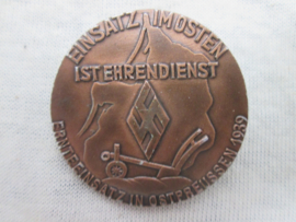 German tinnie, rally badge, Duitse tinnie H.J.- Hitler- Jugend - Reichsstudentenführung. Einsatz im Osten ist Ehrendienst - Ernteeinsatz in Ost Preussen 1939, met maker zeldzaam, rare item.