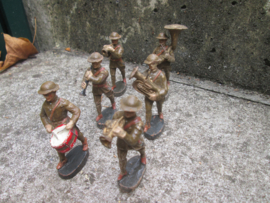 ELASTOLIN  6 British soldiers playing music. 6 Engelse soldaten drumband ongemarkt,