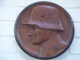 Houten wandbord, handgemaakt, diameter 22cm, een soldaat met Duitse staalhelm 1916, en op zijn epaulet nummer 1. zeer decoratief en professioneel gemaakt. dit zijn vrij moeilijk te vinden items.