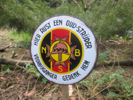 Belgium remembrance enamel plaque. Belgisch emaille bordje van de NSB Nationale Strijders Bond Hier rust een Oud-strijder.
