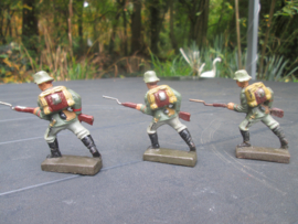LINEOL 3 Attacking German soldiers smaller size. 3 Duitse soldaten in de aanval kleiner model goede staat.