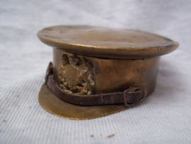 Trench- art a British cap with little badge as box. Loopgraven kunst Engelse leger pet met embleem en kinriem je kunt het gebruiken als pillendoosje.zeer bijzonder stuk als loopgraven kunst. zeldzaam.