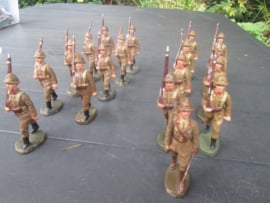 18 Marching Belgium soldiers 18 marcherende Belgische soldaten goede staat.