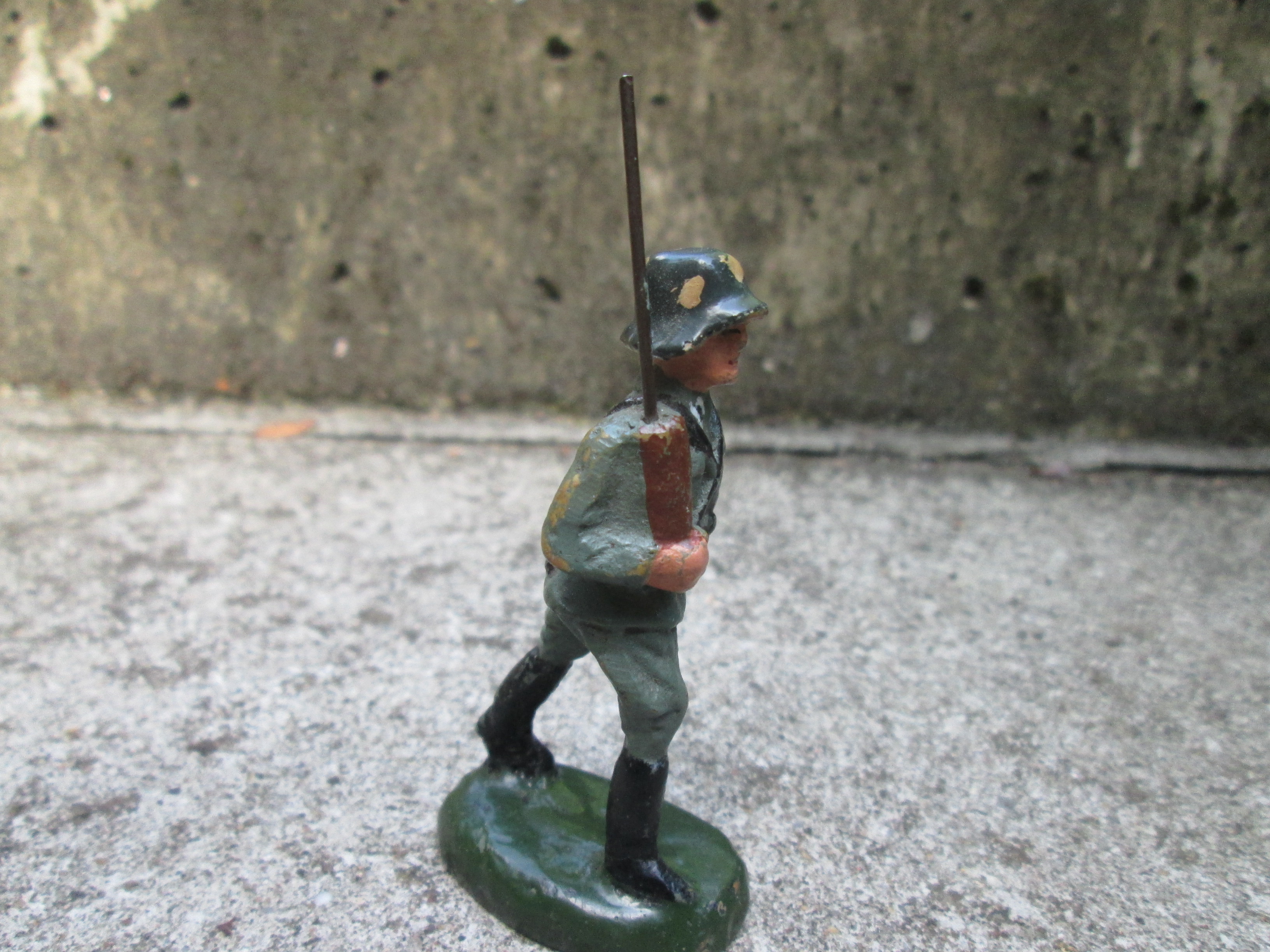 Elastolin Durso German soldier with camo helmet. Speelgoed soldaat Duitser met mimikri helm bijzonder stuk.