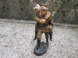 ELASTOLIN Soldier with wounded soldier. Soldaat draagt gewonde soldaat van het veld, goede staat.