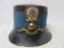 French shako Military school with plume. Franse sjako van de Militaire school, compleet met pluim. L'ecole militaire de Saint Cyr model 1871. zeer nette staat.