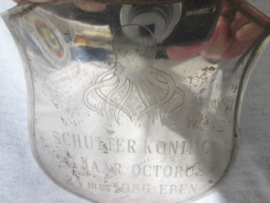 Silver hallmarked shield. Zilveren schild schutterskoning OCTOPUS  uit 1986 in Epen, voorzien van zilverkeuren en de sticker van juwelierssmid Andriessen uit Stiphout. nu overgenomen door zijn kinderen. bekende gilde schilden maker.