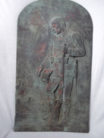 German bronze grave memorial. Duitse bronzen grafplaat met soldaat bij het graf 70 bij 40 cm TOP