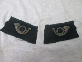 Verschillende jagers emblemen voor op de kraag ( Frans Leger ). zilverdraad op zwart stof. 1900- 1940.