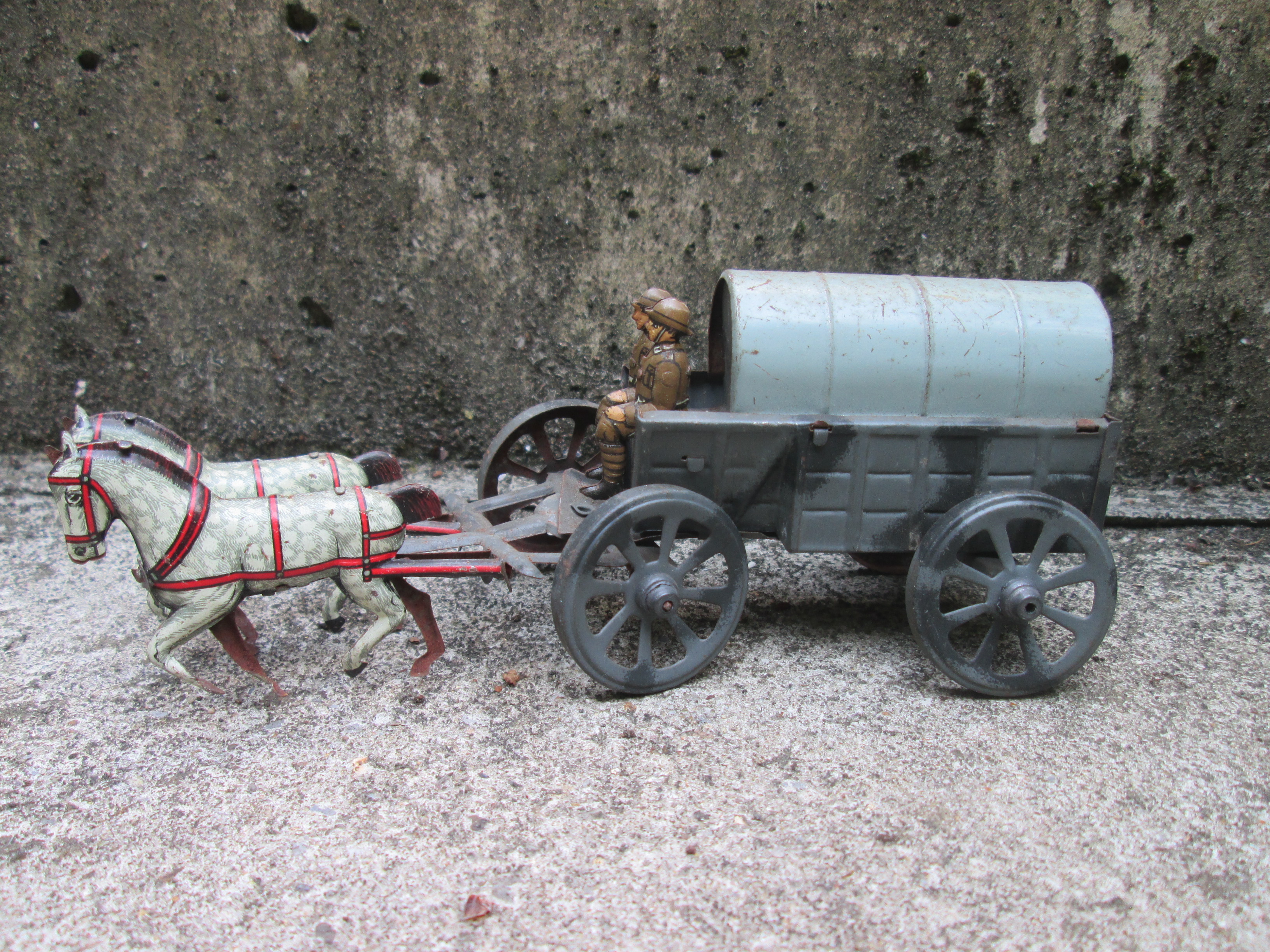 Tin toy Belgium soldiers. Blikken speelgoed, vooroorlogs klein model Belgische soldaten met paard en wagen Made in Germany bijzonder stuk.