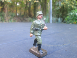 LINEOL German marching soldier without red piping. smaler size. Duitse marcherende soldaat zonder rode bies klein model goede staat.