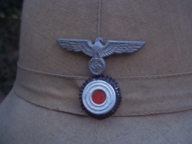 Italian pith helmet adopted  and used by the german army, KRIEGSMARINE. Italiaanse tropenhelm die ook gedragen werd door de Duitse Wehrmacht. Er waren vele aanpassingen, met wehrmacht emblemen of kriegsmarine adelaar.