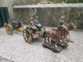 Tippco German cavalery with horses and a canon. Tippco Blikken kar met kanon getrokken door paarden met 3 Duitse militairen. leuk geheel.