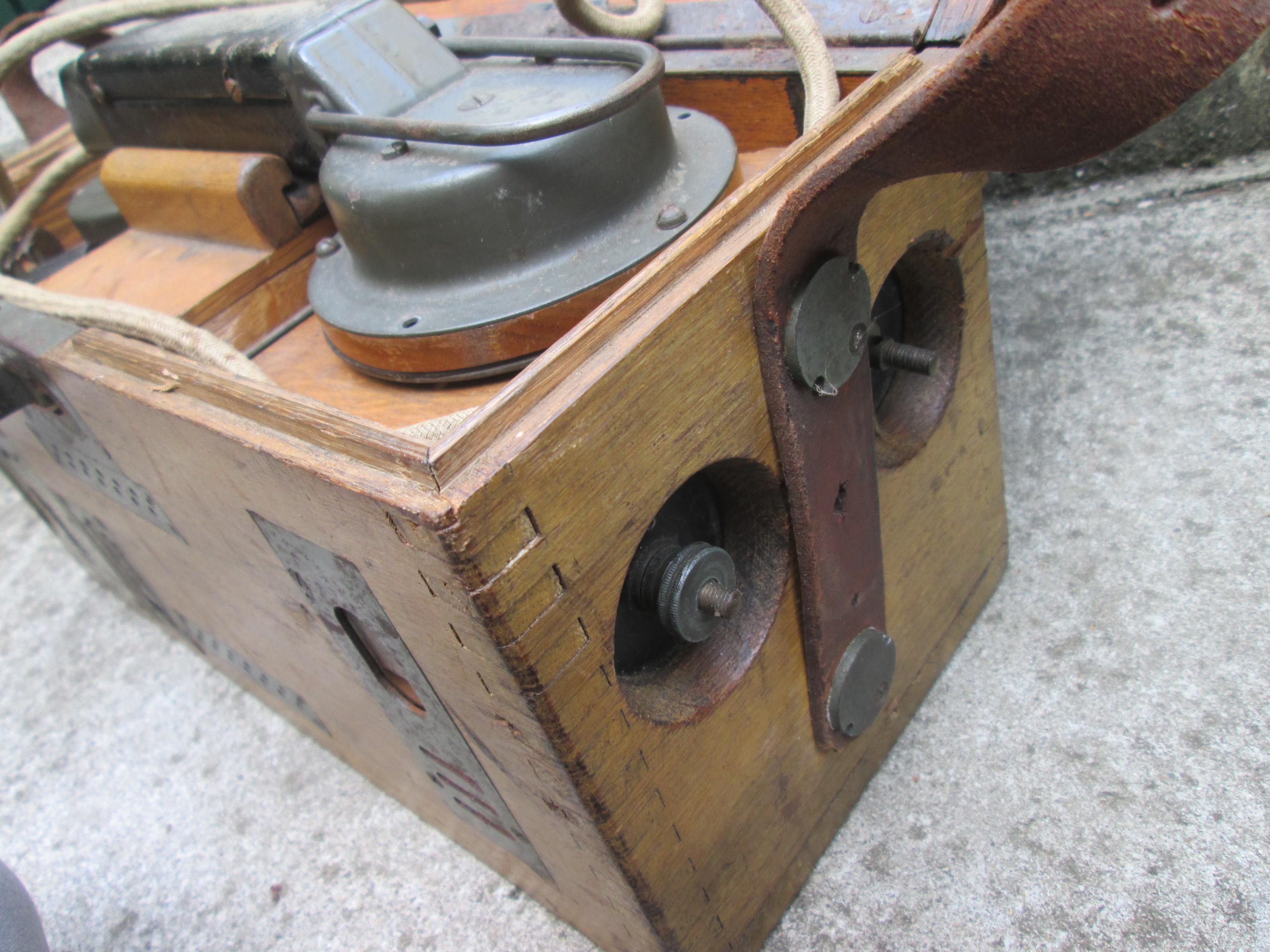 German field telephone Type B 1916. Duitse veldtelefoon in houten kist type B het grote model geheel compleet, mooi gemarkeerd Feldfernsprecher 16, Nederlands leger heeft deze na 1918 ook gebruikt. leuk collectors item.