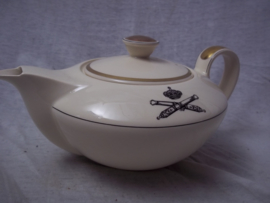 Theepot, met het embleem van de Nederlandse Veldartillerie.