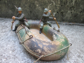 2 German soldiers on wooden boat with camouflage. 2 Duitse soldaten pioniers met peddels in een camouflage boot mooi geheel leuk apart item TOP