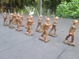 LINEOL 11 Belgium soldiers marching, smaler size. 11 marcherende belgische soldaten goede staat kleiner model.