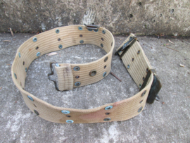 US- Army M1912 cavalery pistolbelt, very rare with sword holder. De wat zeldzamere variant van de pistolbelt is de cavalerie uitvoering M1912 nette staat. De riem is gedateerd 1916. met makers stempel. moeilijk leesbaar. met sabeldrager.