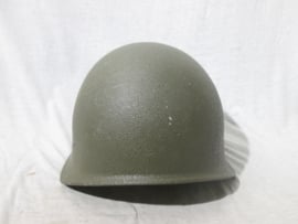 Swiss army helmet pattern 71. Mint condition. Zwitserse helm M-1971 zeer nette staat en kwalitatief mooie helm. beduidend minder gemaakt dan de voorloper helm M-1918 en daarom is deze ook wat zeldzamer.