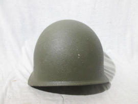 Swiss army helmet pattern 71. Mint condition. Zwitserse helm M-1971 zeer nette staat en kwalitatief mooie helm. beduidend minder gemaakt dan de voorloper helm M-1918 en daarom is deze ook wat zeldzamer.