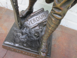 Statue of a French World War 1 soldier. very impressive.  Frans beeld, Le Poilu. Verdun, on ne passe pas. hoogte 64 cm. gesigneerd.