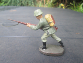 ELASTOLIN German soldier attacking with rifle Duitse soldaat in de aanval.