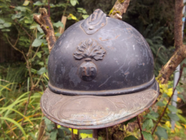 French helmet with Infantry badge and remembrance badge. Soldat de la Grande Guerre 1914-1918. Franse helm model 1915 met 1e model infanterie embleem en herinneringsplaat aan de grote oorlog.