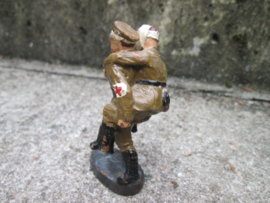 ELASTOLIN Soldier with wounded soldier. Soldaat draagt gewonde soldaat van het veld, goede staat.